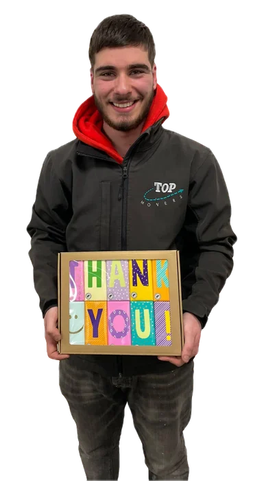 Medewerker van De Bresser met een cadeaudoos