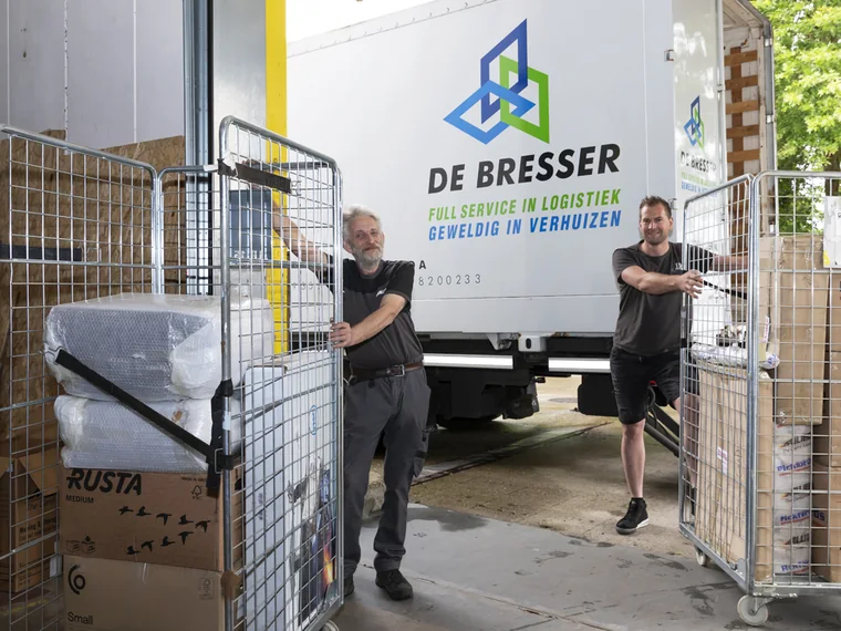 Medewerker van De Bresser met een rolcontainer aan het dock in Brussel