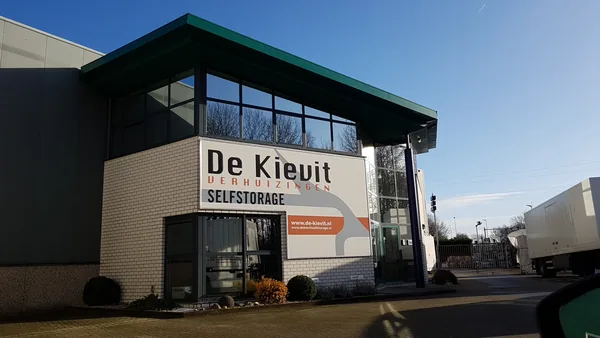 Het pand aan de Van Coehoornstraat 11 in Venlo, met de gevel van De Kievit Verhuizingen en Selfstorage