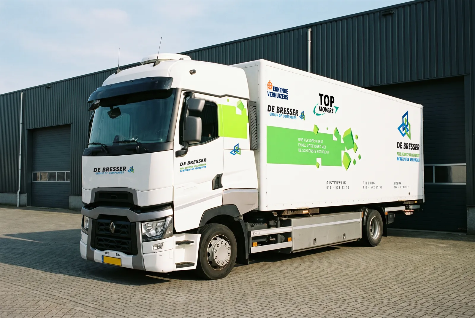 Verhuiswagen van De Bresser voor de loods