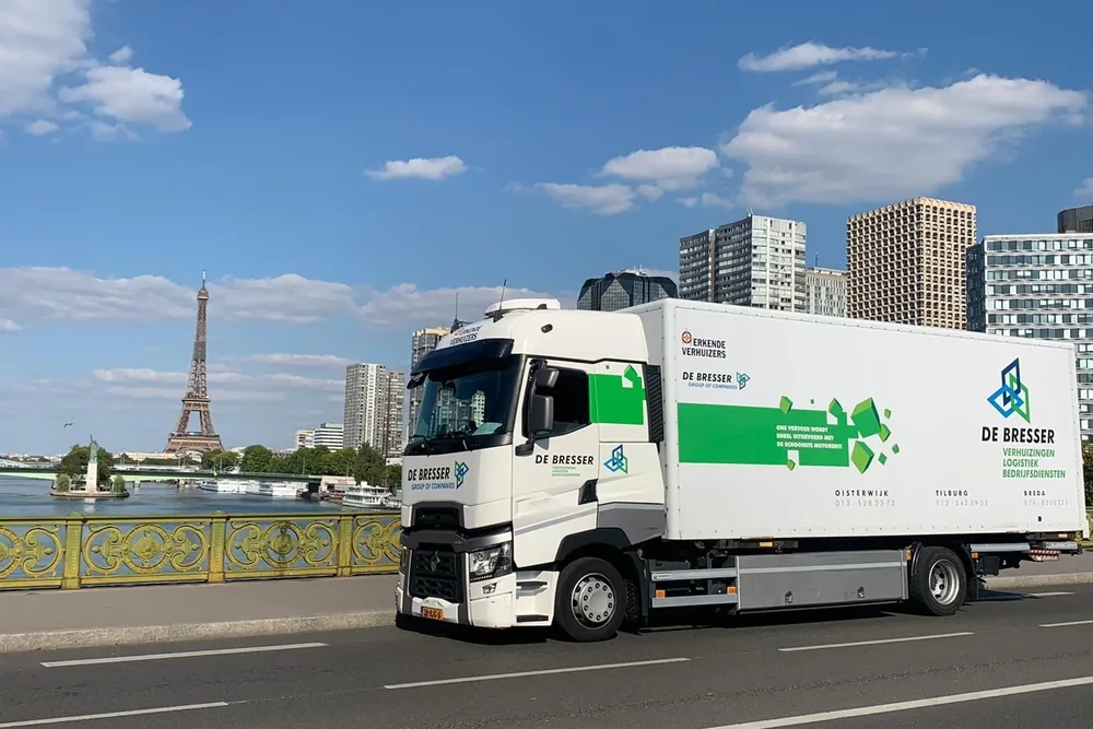 Verhuiswagen van De Bresser aan de Seine in Parijs.