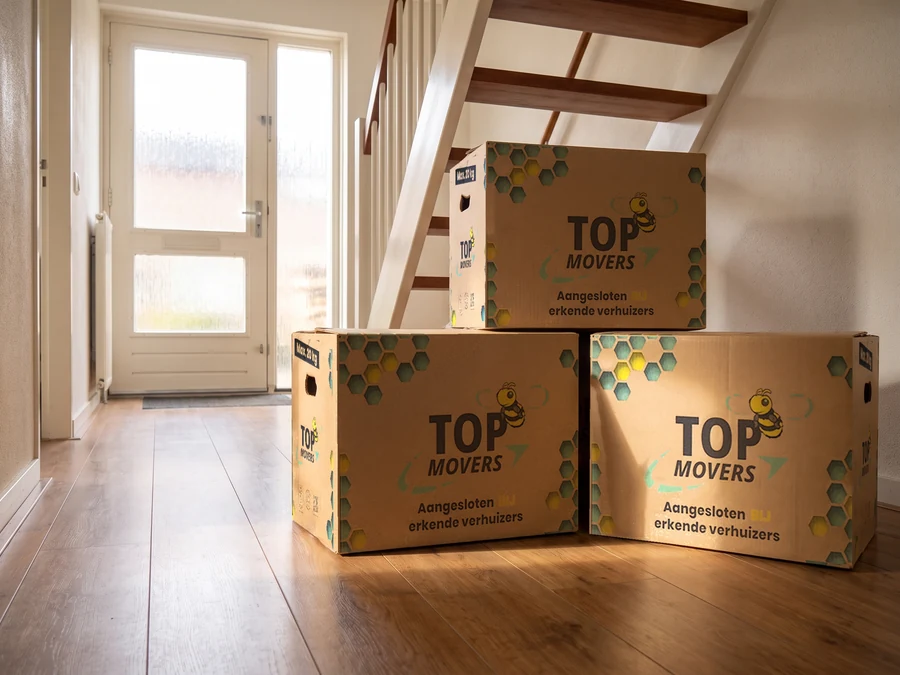 Top Movers-verhuisdozen in een hal bij de trap