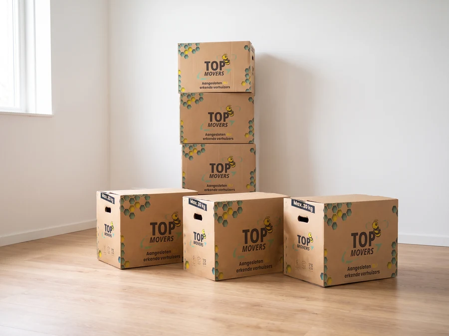 Verhuisdozen van Top Movers in een lege kamer