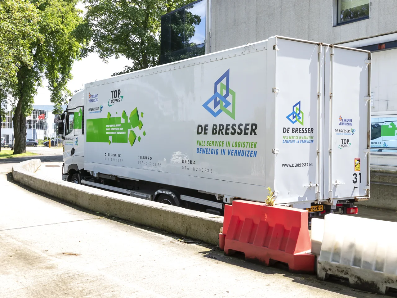 Oplegger van De Bresser aan het laadperron van de opslaghal