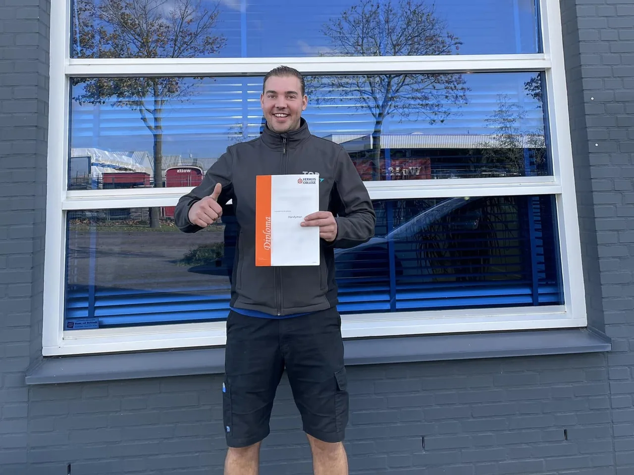 Medewerker van De Bresser met zijn diploma van het Verhuiscollege voor het eigen pand