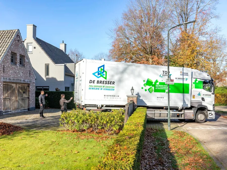 Verhuiswagen van De Bresser bij een vrijstaande woning in de herfst
