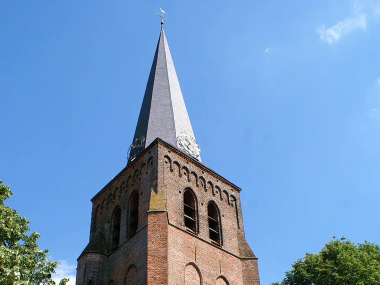 De toren van de hervormde kerk in Helvoirt