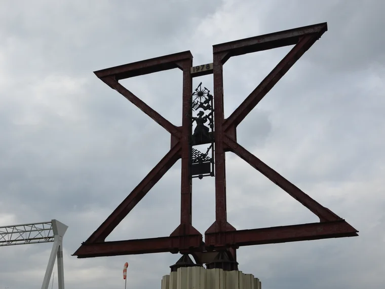 Het monument Moerdijkbrug: twee brugliggers in een kruis